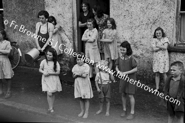 GROUPS WATCHING BUS